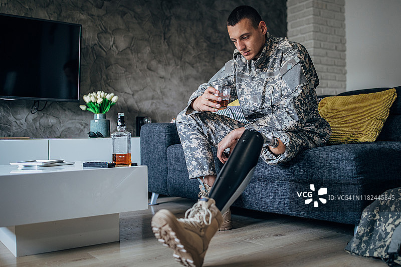 有酗酒问题的伤残士兵图片素材