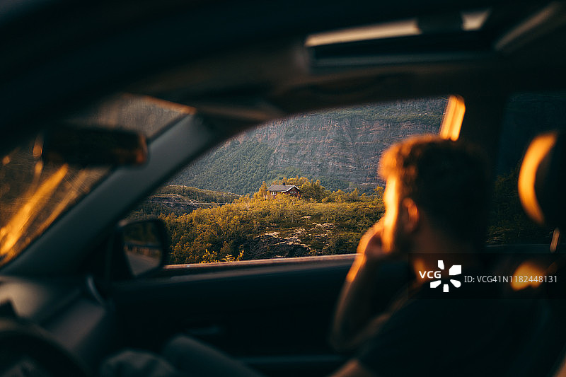 从车里看风景的男人图片素材