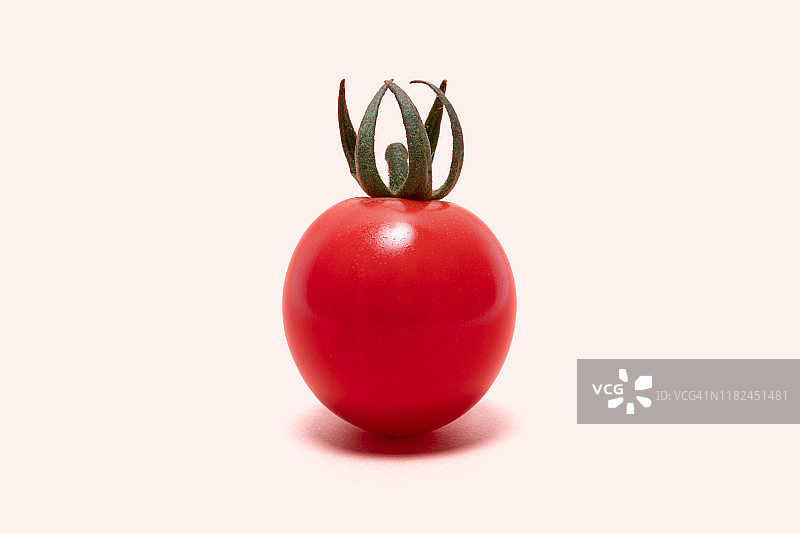 彩色背景上的小番茄图片素材