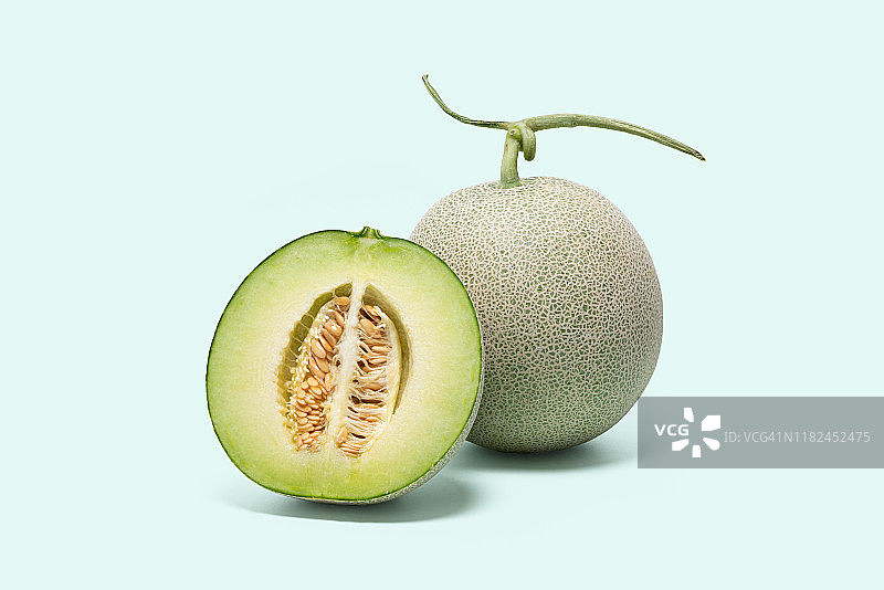 彩色背景上的哈密瓜及剖面图片素材