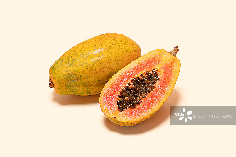 彩色背景上的木瓜与横截面图片素材