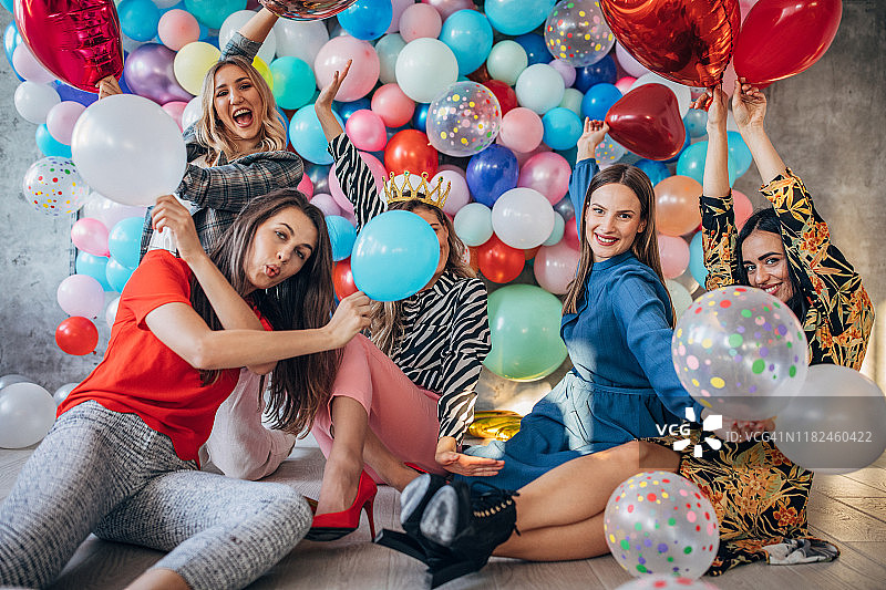 女朋友们玩着气球，乐趣十足图片素材