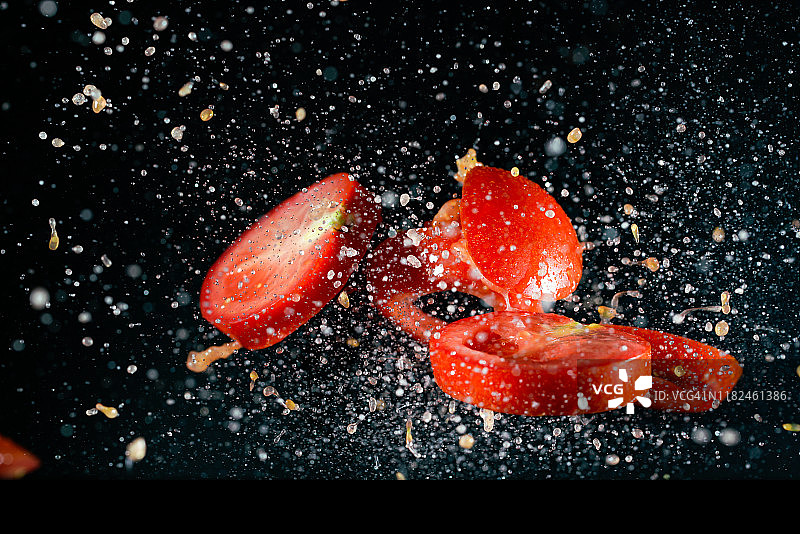 高速摄影下的番茄飞溅图片素材