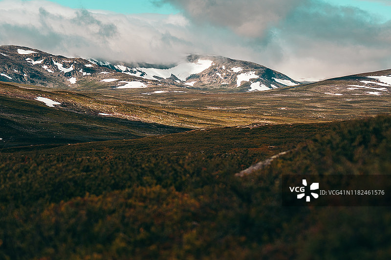 多云天空下的雪山图片素材