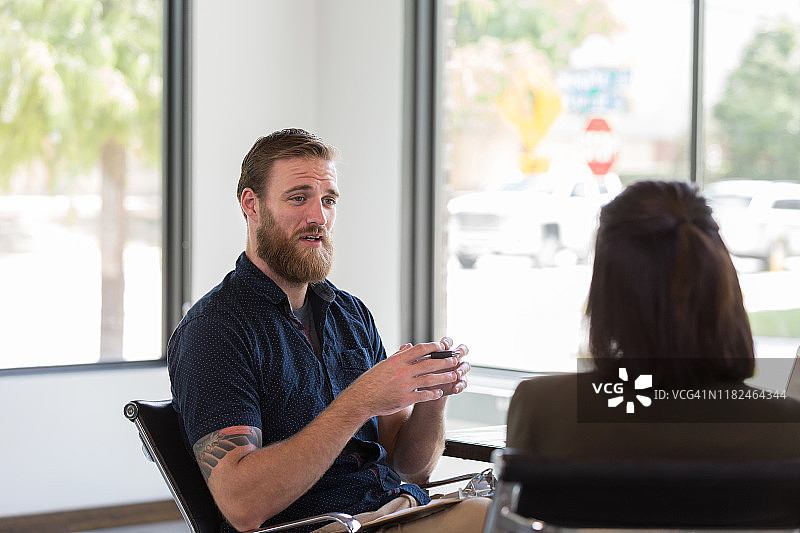 严肃的顾问与患者交谈图片素材