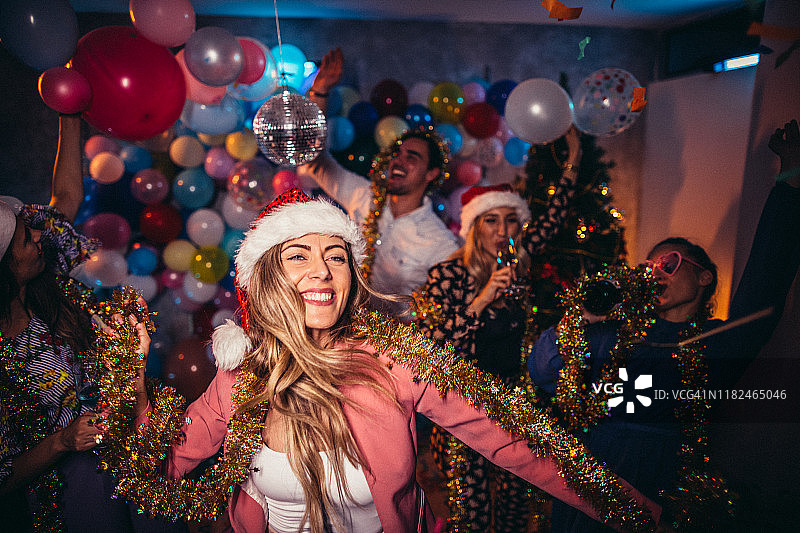 朋友们一起跳舞庆祝新年图片素材