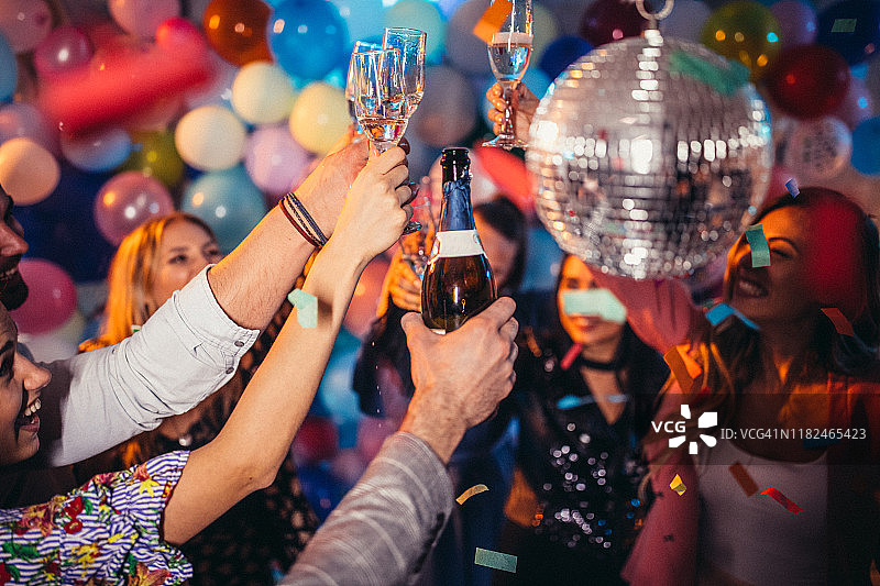 朋友们在聚会上喝香槟图片素材