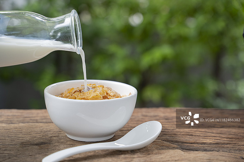 早晨木桌上的玉米片和牛奶图片素材