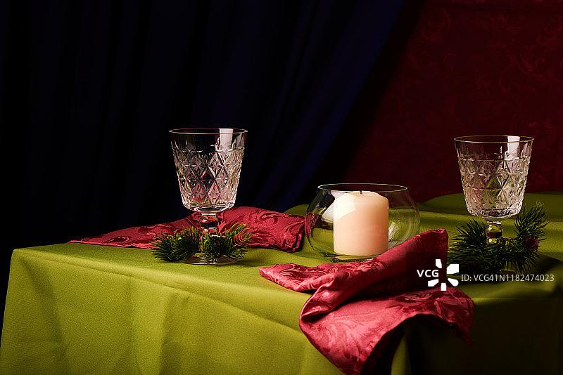 新年静物摆设：玻璃器皿和蜡烛图片素材