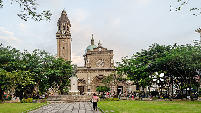 游客参观菲律宾马尼拉大教堂的广角照片图片素材