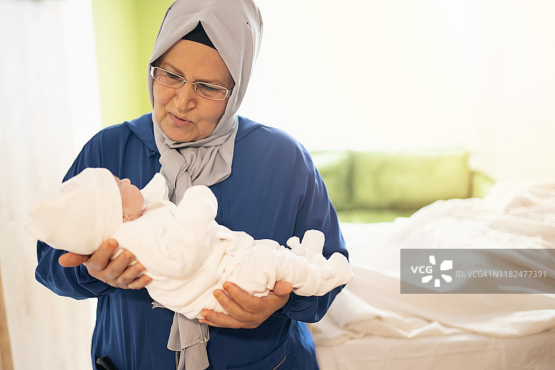 祖母抱着新生婴儿图片素材