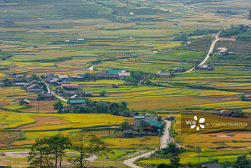越南西北部彩色梯田与壮丽山脉风光图片素材
