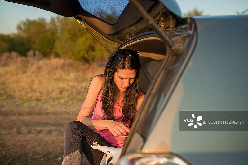 一名女子准备无人机飞行图片素材