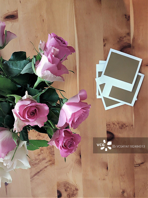 桌子上照片的玫瑰俯视图图片素材