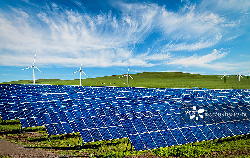 风力涡轮机和太阳能板生产绿色能源图片素材