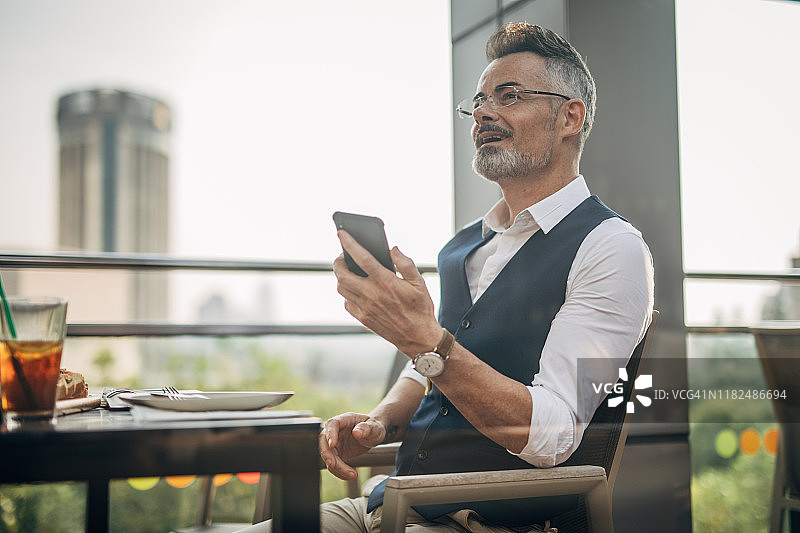 午休时使用手机的商人图片素材
