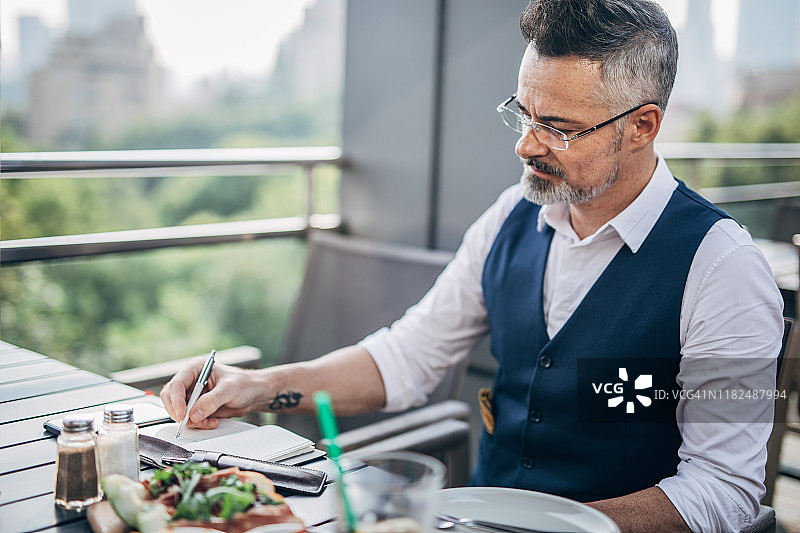 午餐中的英俊商人图片素材