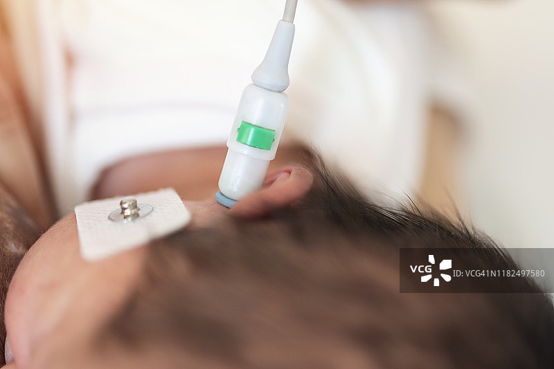 新生婴儿的听力测试图片素材