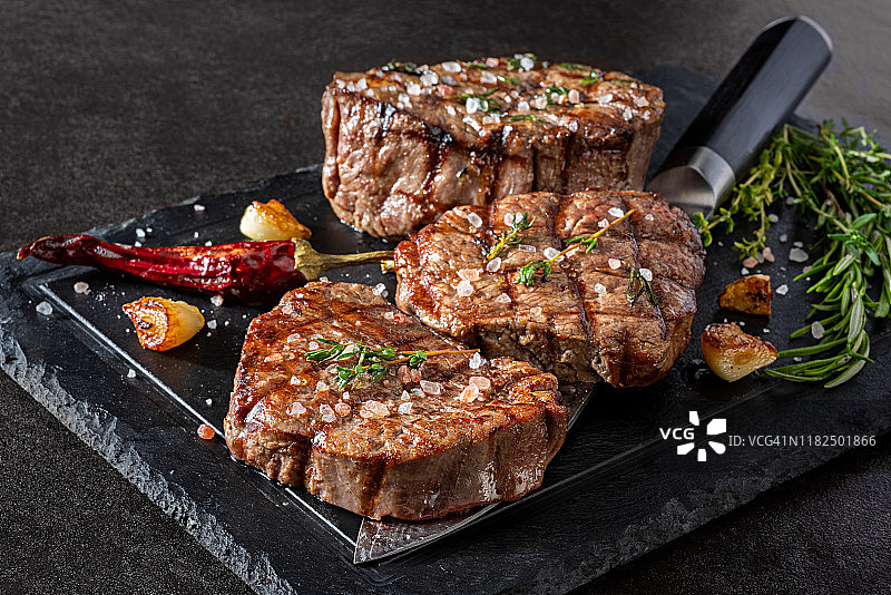 烤牛排配香草图片素材