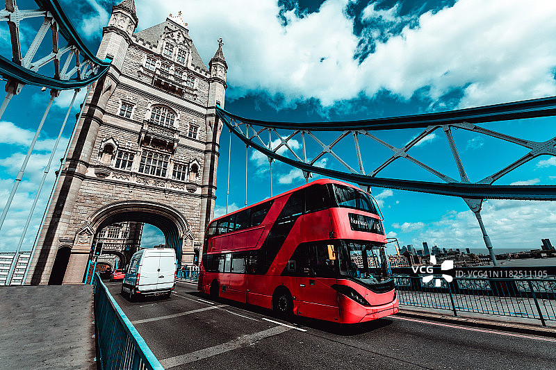 繁忙的伦敦塔桥图片素材
