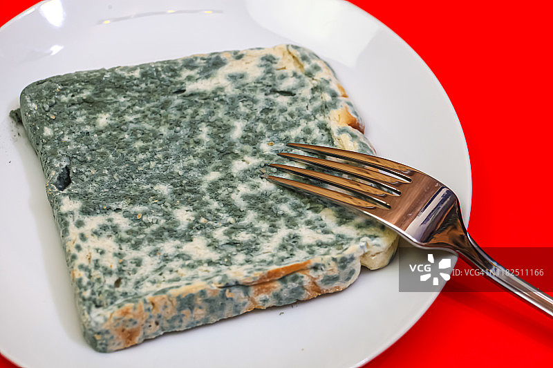 发霉的食物：霉变的吐司面包图片素材