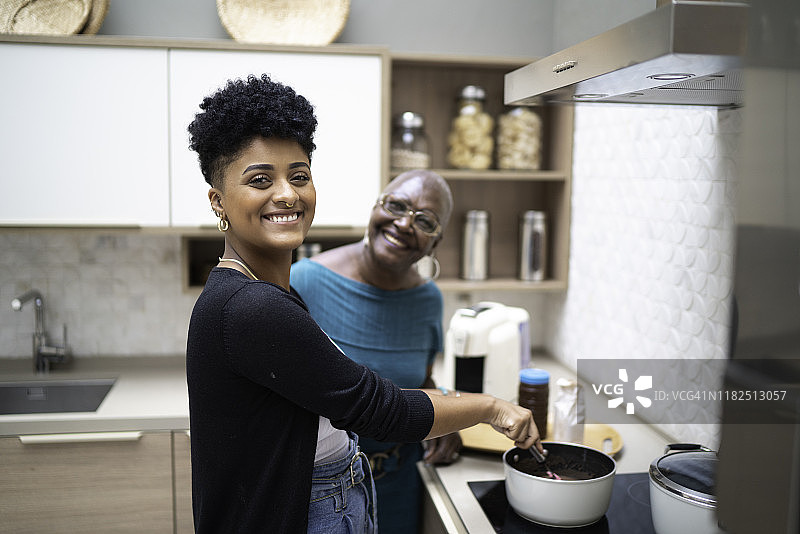 孙女和奶奶一起烹饪巴西甜点的画像图片素材