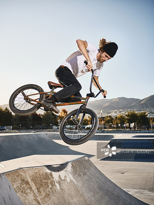 滑板公园里的自行车骑行者图片素材