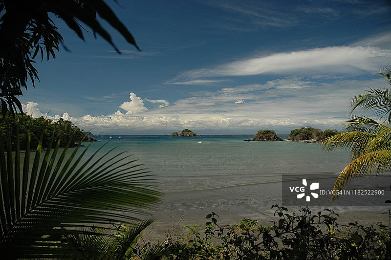 多云的热带海湾图片素材