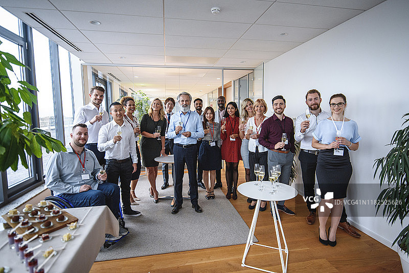 自豪的首席执行官与新业务的员工合影图片素材