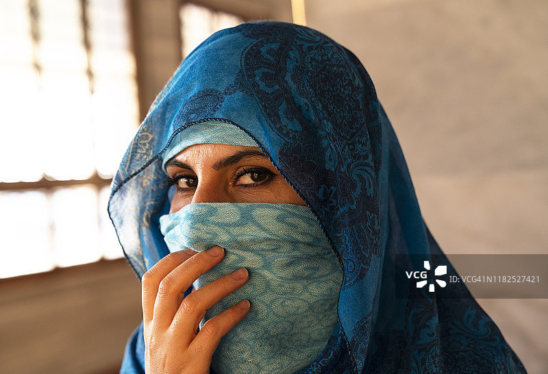 披肩里的肖像：戴着头巾的年轻中东女性，迷人的黑眼睛，美丽的棕发女性图片素材