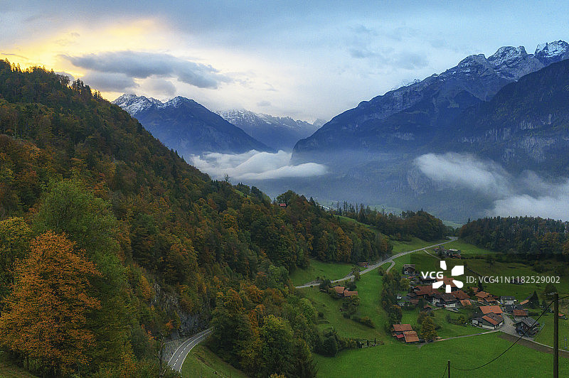 瑞士阿尔卑斯山村庄的清晨第一缕阳光图片素材