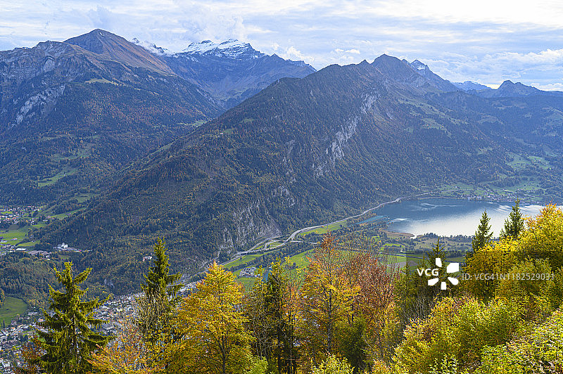 从曼丽申高角度俯瞰瑞士翁根图片素材