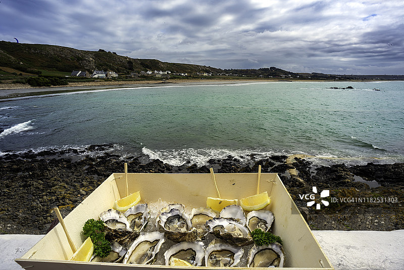 俯瞰圣欧文海滩的牡蛎托盘，泽西岛图片素材
