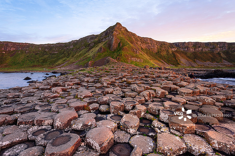 巨人堤道：北爱尔兰安特里姆郡布什米尔斯的日落图片素材