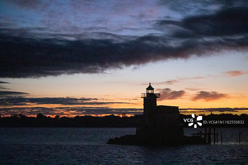 纽约港老灯塔的日落图片素材