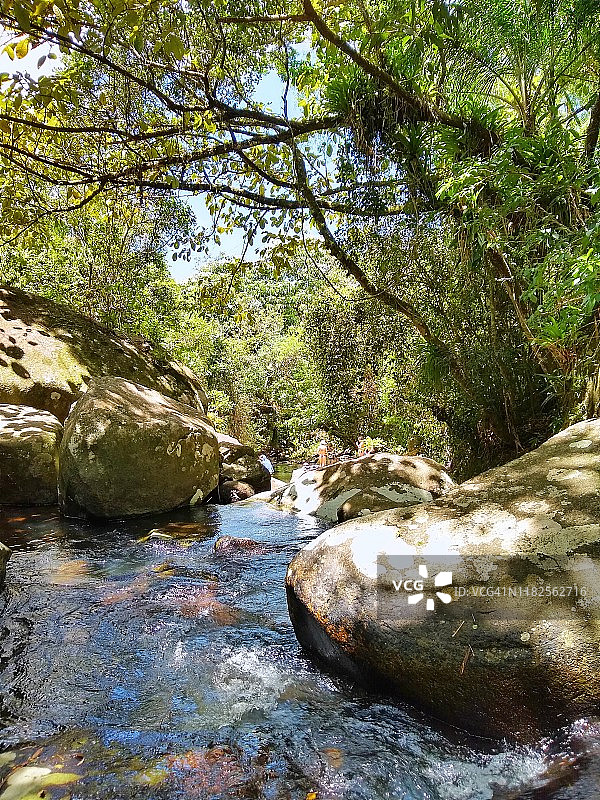 巴西弗洛里亚诺波利斯大西洋森林中的河流图片素材