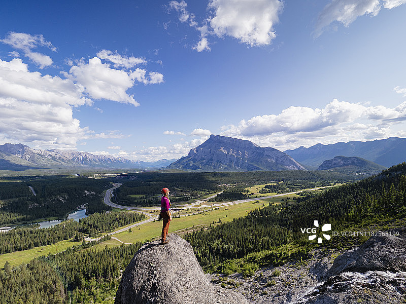 孤独的攀岩者欣赏阿尔伯塔弓谷的美景图片素材