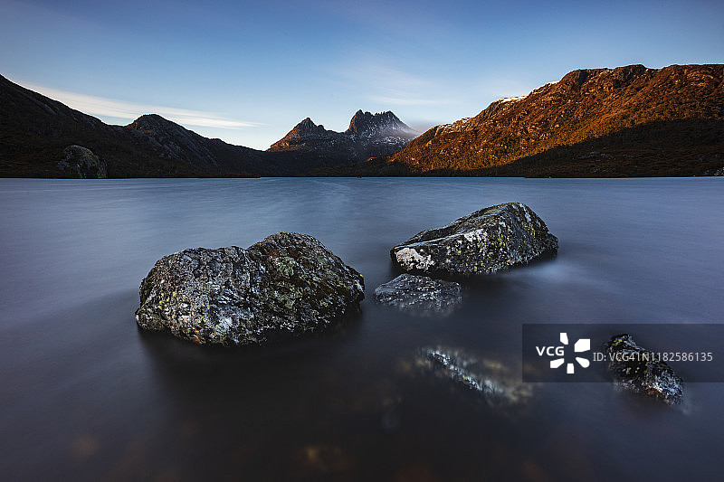 鸽子湖和摇篮山的黎明景观图片素材