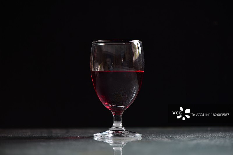 红酒杯中的红酒图片素材