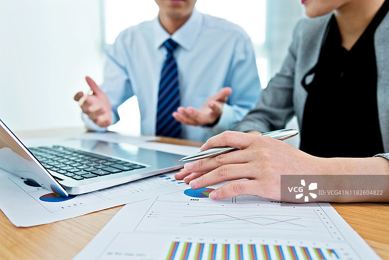 两位商务人士在交谈图片素材