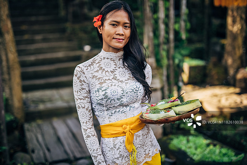 身穿印度尼西亚传统服装的亚洲女人图片素材