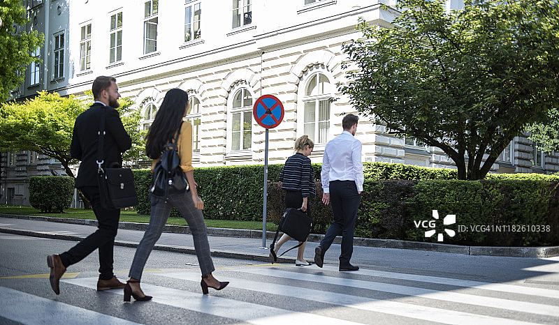 商务人士穿过城市街道图片素材