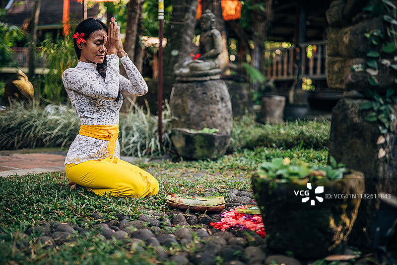 身穿印度尼西亚传统服装祈祷的女人图片素材