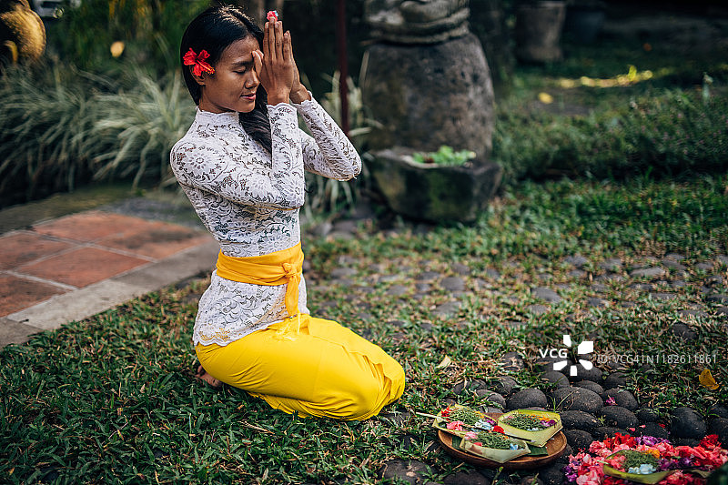 穿着印度尼西亚传统服装祈祷的女人图片素材