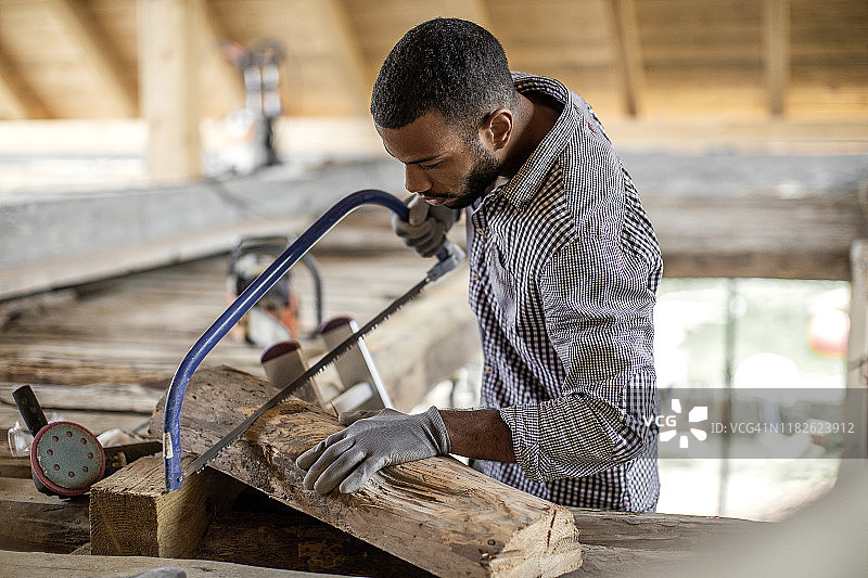 年轻男子翻新阁楼图片素材