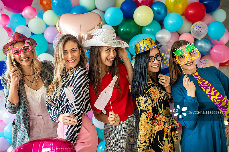 带有拍照道具和气球的单身女子派对图片素材