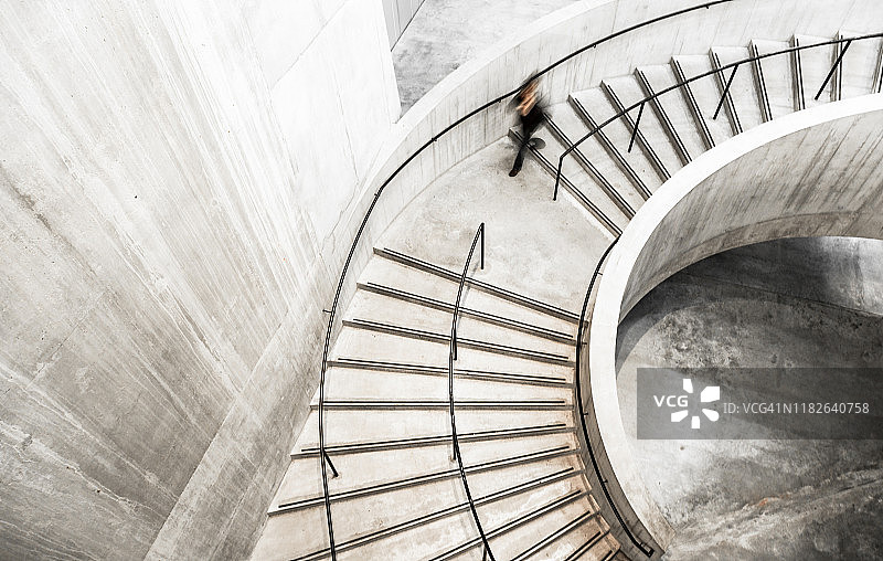 螺旋楼梯上人物的模糊运动图片素材