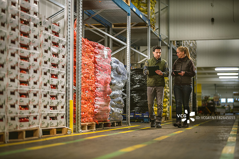 在仓库手持写字板和数位板的工人图片素材