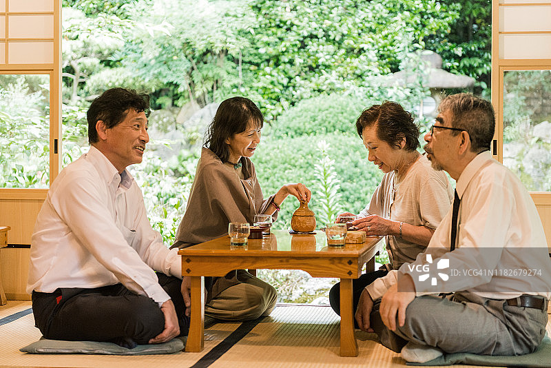 年长的日本夫妇在京都一起喝茶图片素材