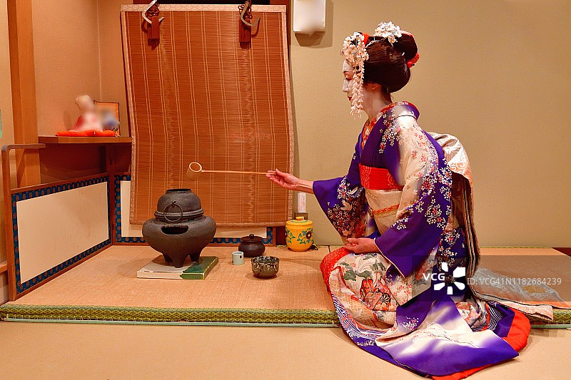 在京都茶馆练习茶道的舞妓装扮的日本女人图片素材